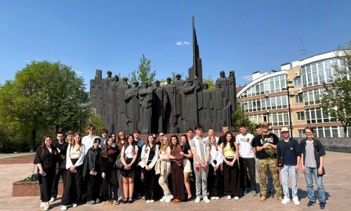 Студенты ВЭПИ на Площади Победы